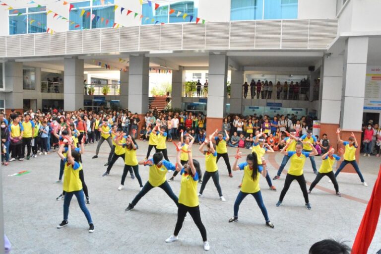 Đồng Phục HUTECH - Mẫu Áo Sinh Viên Nam Nữ Trường HUTECH 2021 (MIT-5AQMRV) » Hải Triều