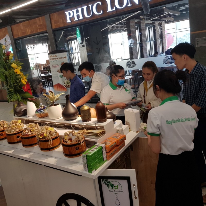 chuoi cua hang tinh dau nada su dung ao may in theu