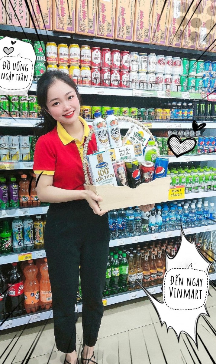 ao thun nhan vien vinmart nang dong
