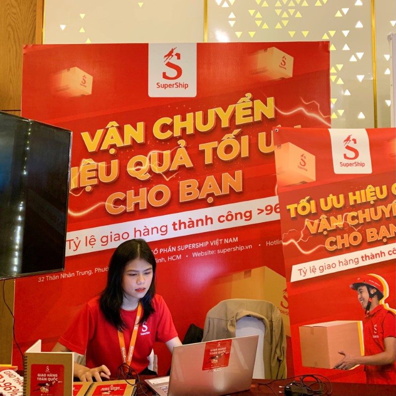 nhan vien nu supership mac ao hai trieu