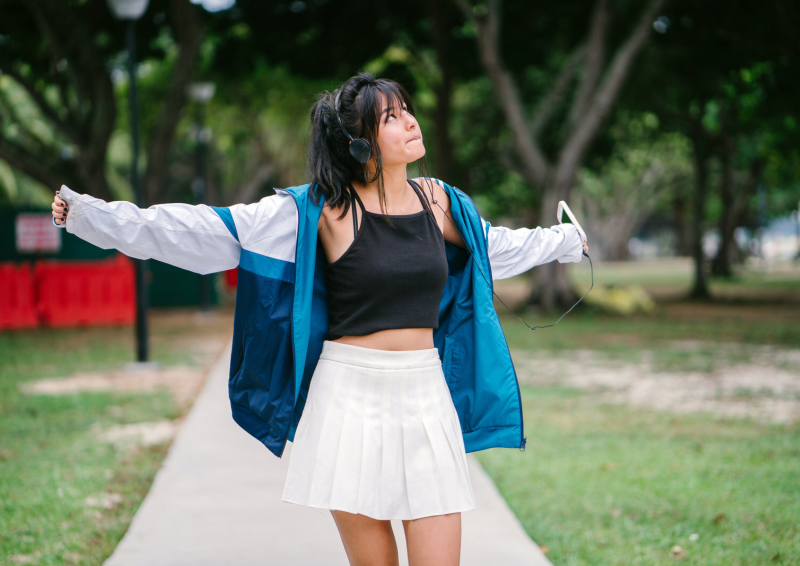 Ao croptop phoi voi chan vay ngan