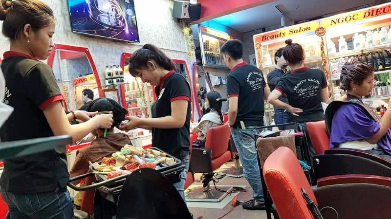 hinh anh thuc te dong phuc beauty salon ngoc dieu quan phu nhuan
