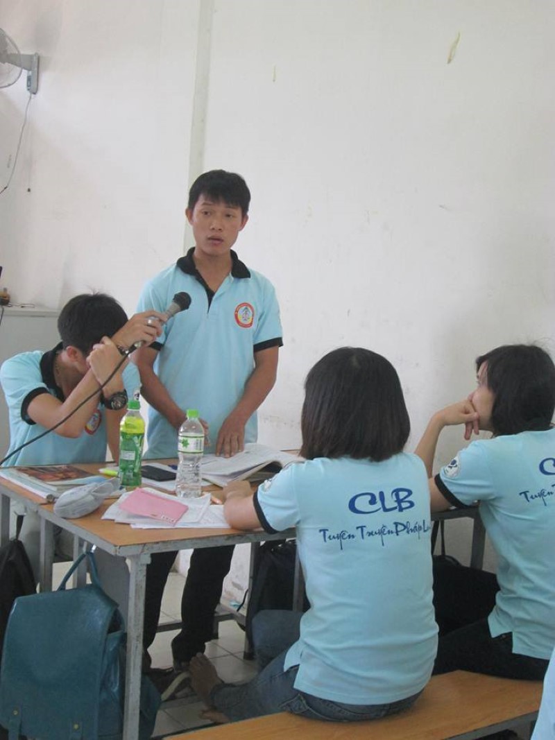 hinh anh thuc te dong phuc clb tuyen truyen phap luat truong dh mo tp hcm