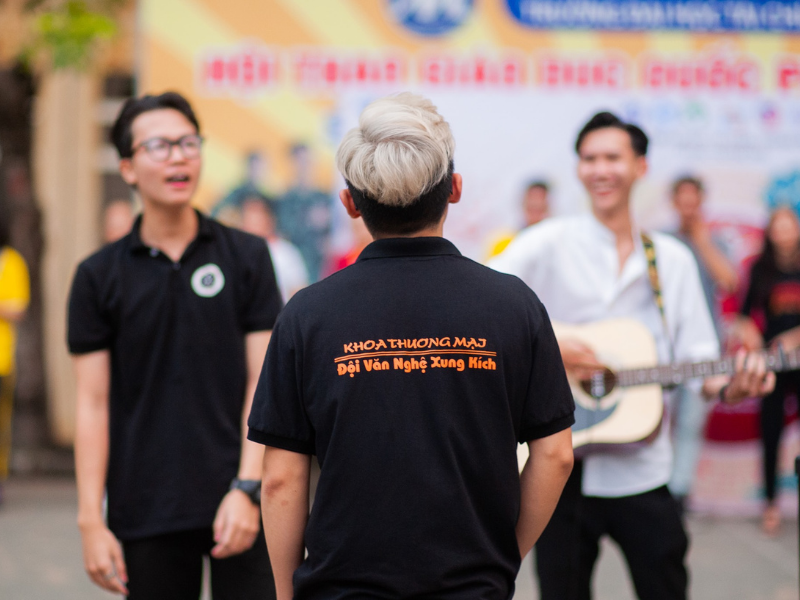 hinh anh thuc te dong phuc doi van nghe xung kich khoa thuong mai truong dh tai chinh marketing quan phu nhuan