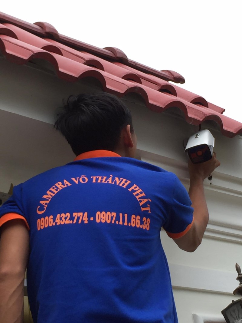 hinh anh thuc te dong phuc nhan vien showroom camera thiet bi an ninh vo thanh phat quang ngai