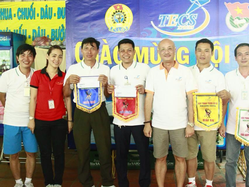 hinh anh thuc te dong phuc nhan vien tecs express quan tan binh