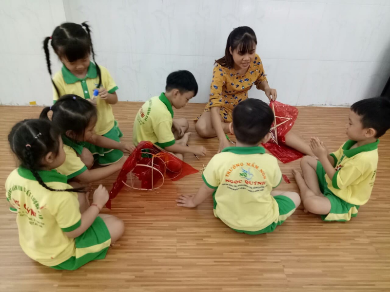 hinh anh thuc te dong phuc hoc sinh truong mam non ngoc quynh quan binh tan