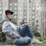 ao hoodie ket hop voi quan jeans