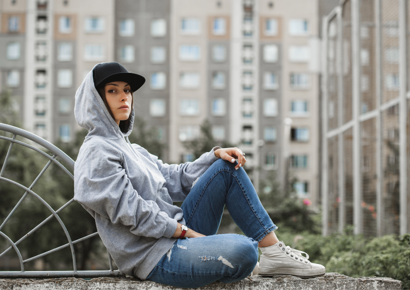 ao hoodie ket hop voi quan skinny