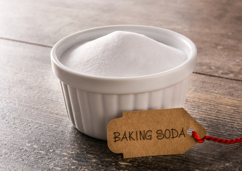 cach tay quan ao bi dinh mau bang baking soda