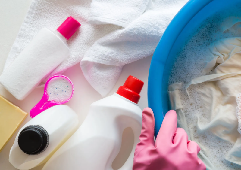 cach tay quan ao bi lem mau bang thuoc tay