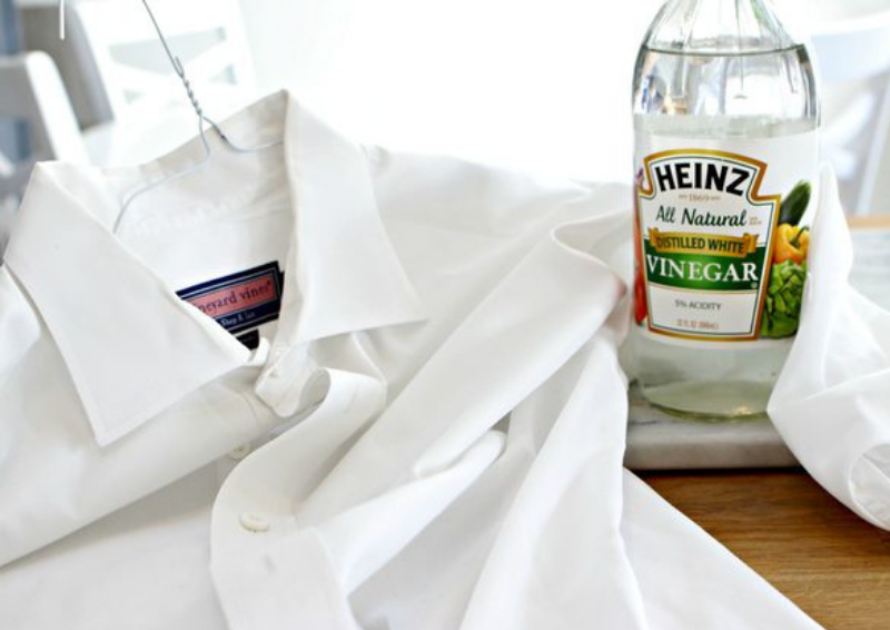 cach xu ly quan ao bi lem mau bang giam an