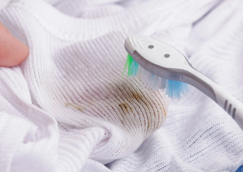 cach xu ly quan ao bi lem mau bang kem danh rang