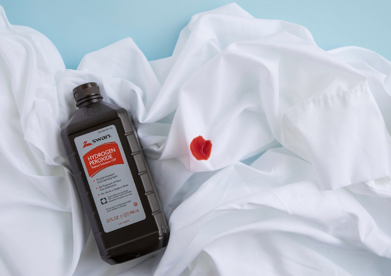 cach xu ly quan ao bi lem mau bang oxy gia