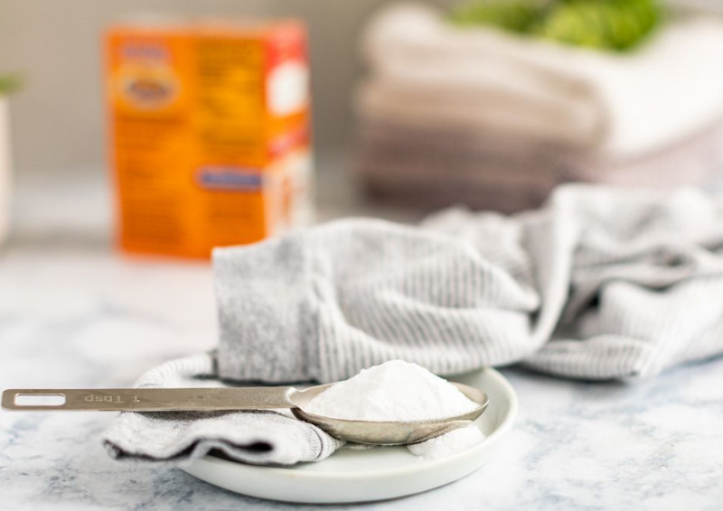 Cach tay vet o vang tren ao trang bang baking soda