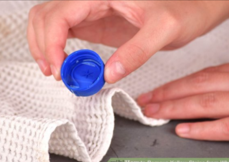 Dung ruou Volka de tay vet o vang tren quan ao