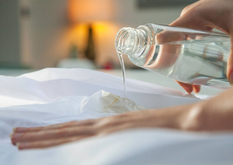 Tay vet o vang tren ao trang bang giam