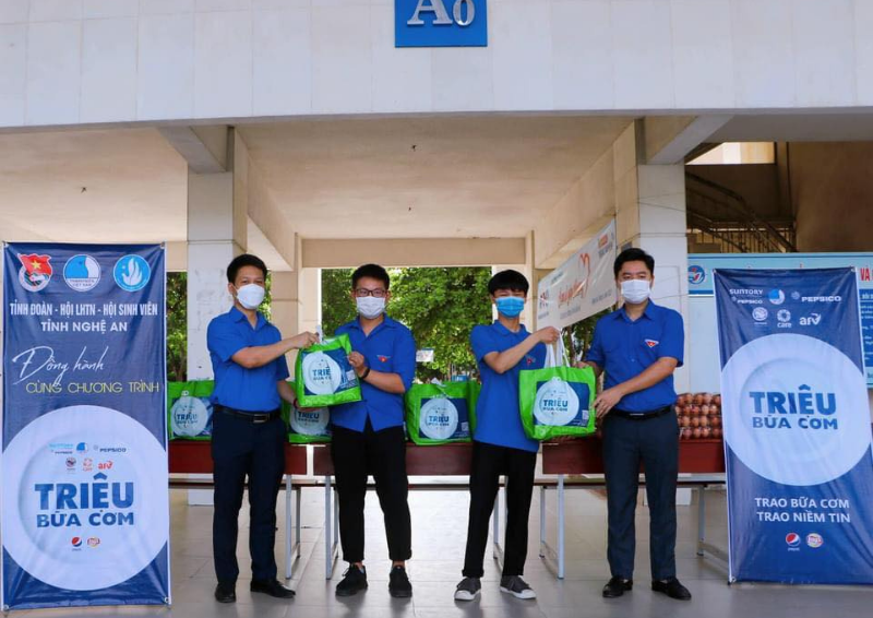 doan thanh nien ho tro luong thuc cho ba con