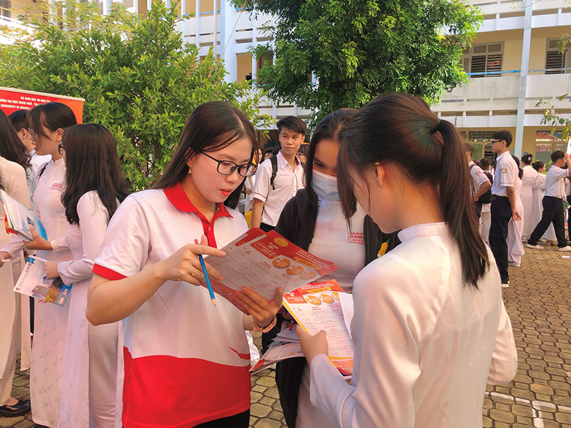 hinh anh thuc te ao thun tuyen sinh huflit