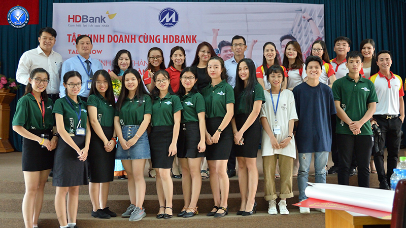 hinh anh thuc te ao thun clb khoi nghiep dai hoc tai chinh marketing