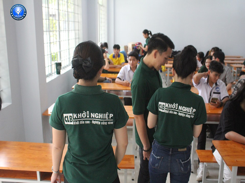 hinh anh thuc te dong phuc clb khoi nghiep dai hoc tai chinh marketing