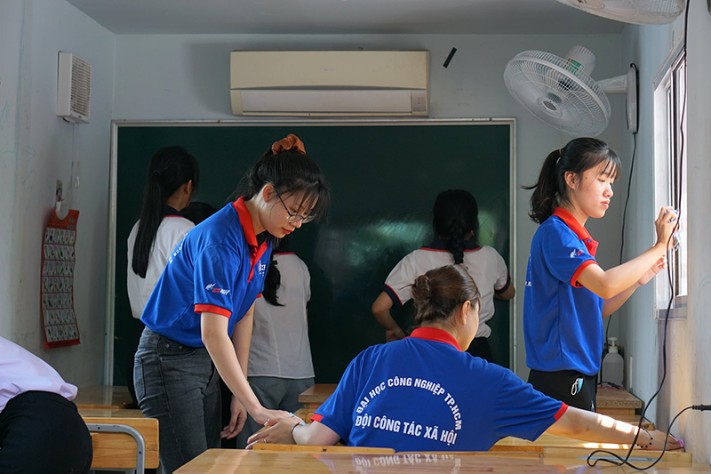 hinh anh thuc te dong phuc doi cong tac xa hoi dai hoc cong nghiep tp hcm