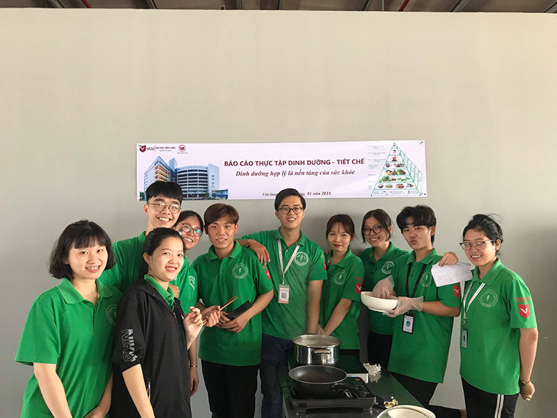 hinh anh thuc te dong phuc khoa duong truong dai hoc van lang