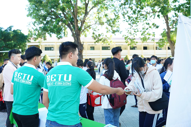 hinh anh thuc te dong phuc sinh vien dai hoc kinh te ky thuat binh duong