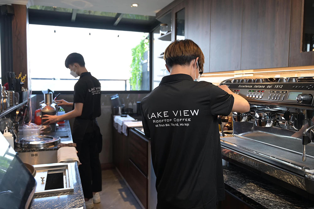 dong phuc lake view rooftop coffee
