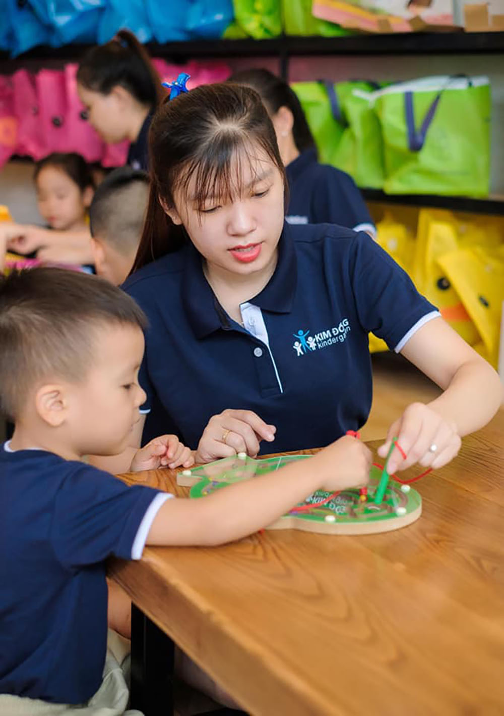 dong phuc giao vien kim dong kindergarten