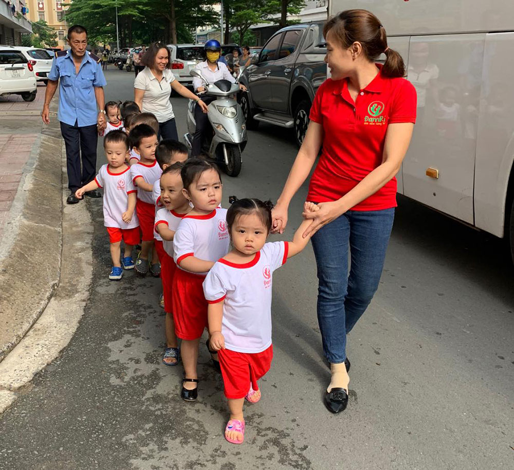 dong phuc giao vien mam non dam ri