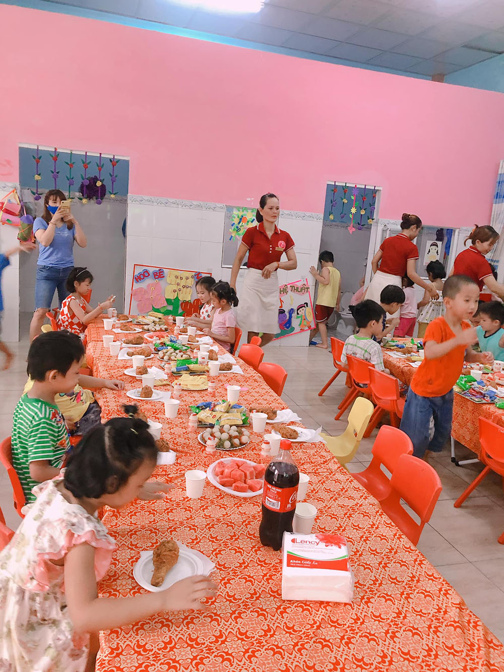 dong phuc giao vien mam non hoa ban do