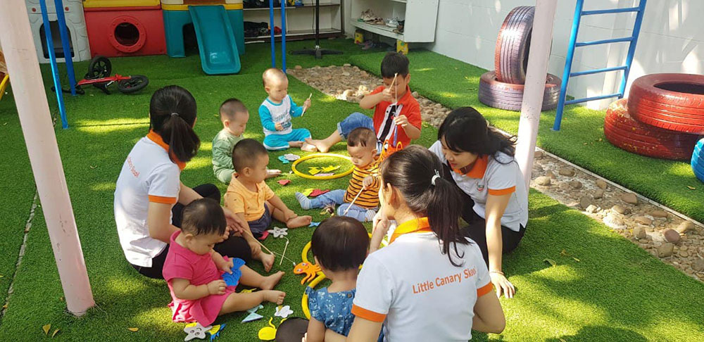 dong phuc giao vien mam non little canary skool - mam non en nho