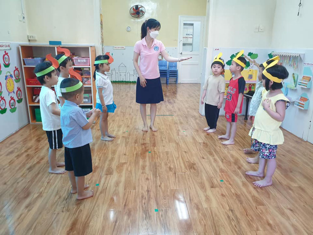 dong phuc giao vien mam non ngoi nha nho