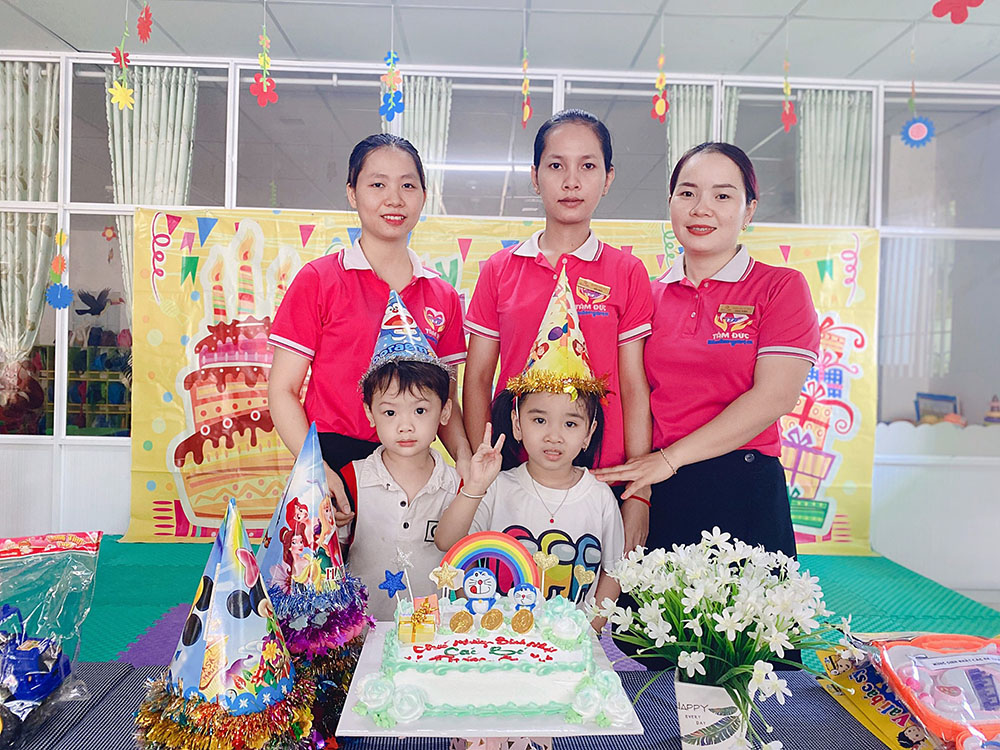 dong phuc giao vien mam non tam duc