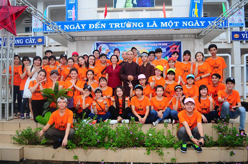 hinh anh thuc te dong phuc clb dtm family truong dai hoc tai nguyen va moi truong tp hcm