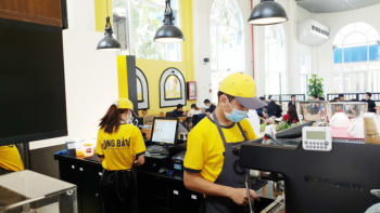 hinh anh thuc te tap de nhan vien cafe ong bau song that ca phe that