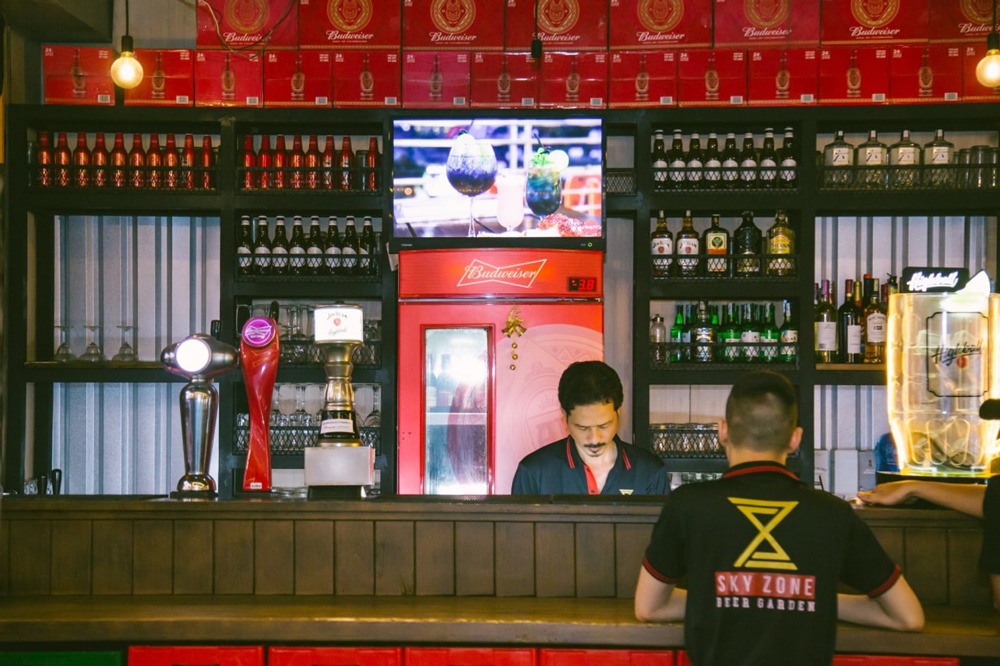 hinh anh ao thun nhan vien sky zone beer garden