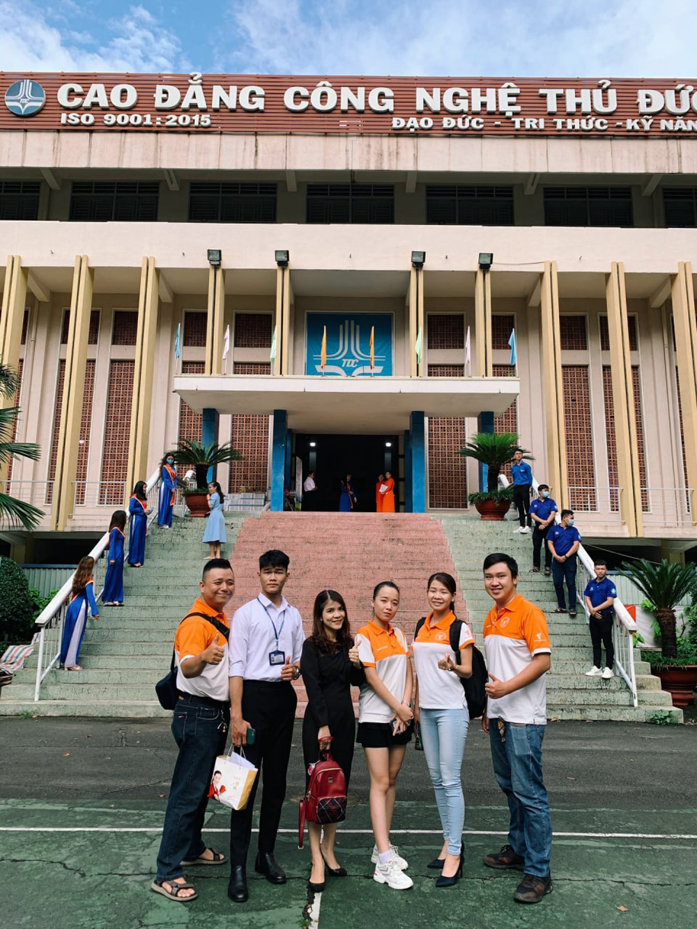 hinh anh dong phuc viet giao college