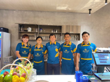 hinh anh tap de nhan vien kofi kai ca phe tuoi