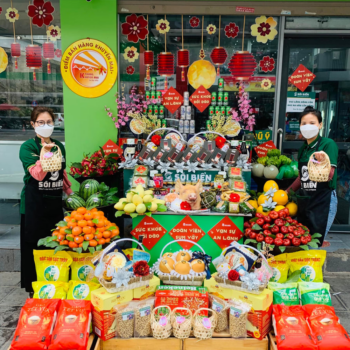 hinh anh tap de nhan vien soi bien chuoi cua hang thuc pham sach