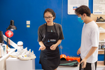 hinh anh tap de nhan vien zou coffee and sneaker