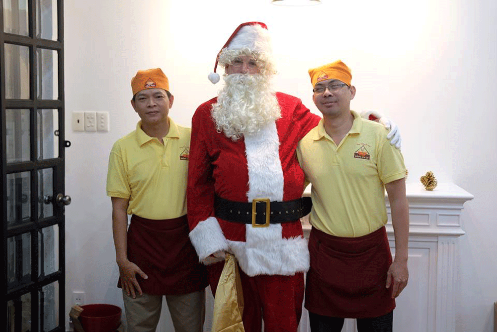hinh anh thuc te dong phuc nhan vien hu tieu hong phat