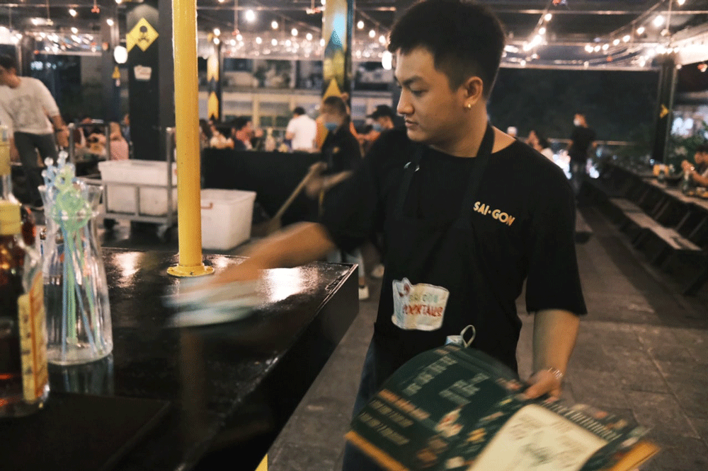 hinh anh thuc te dong phuc nhan vien saigon cocktails