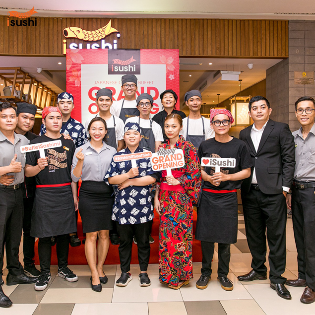 hinh anh thuc te tap de nhan vien isushi buffet nhat ban