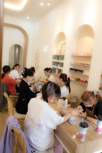 tap de nhan vien The Beauty Bar - Nails and Beauty