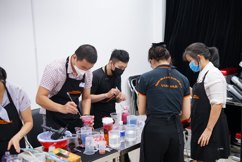 hinh anh dong phuc hoc vien dao tao pha che vinbar