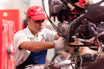 hinh anh tap de nhan vien sua xe honda vietnam