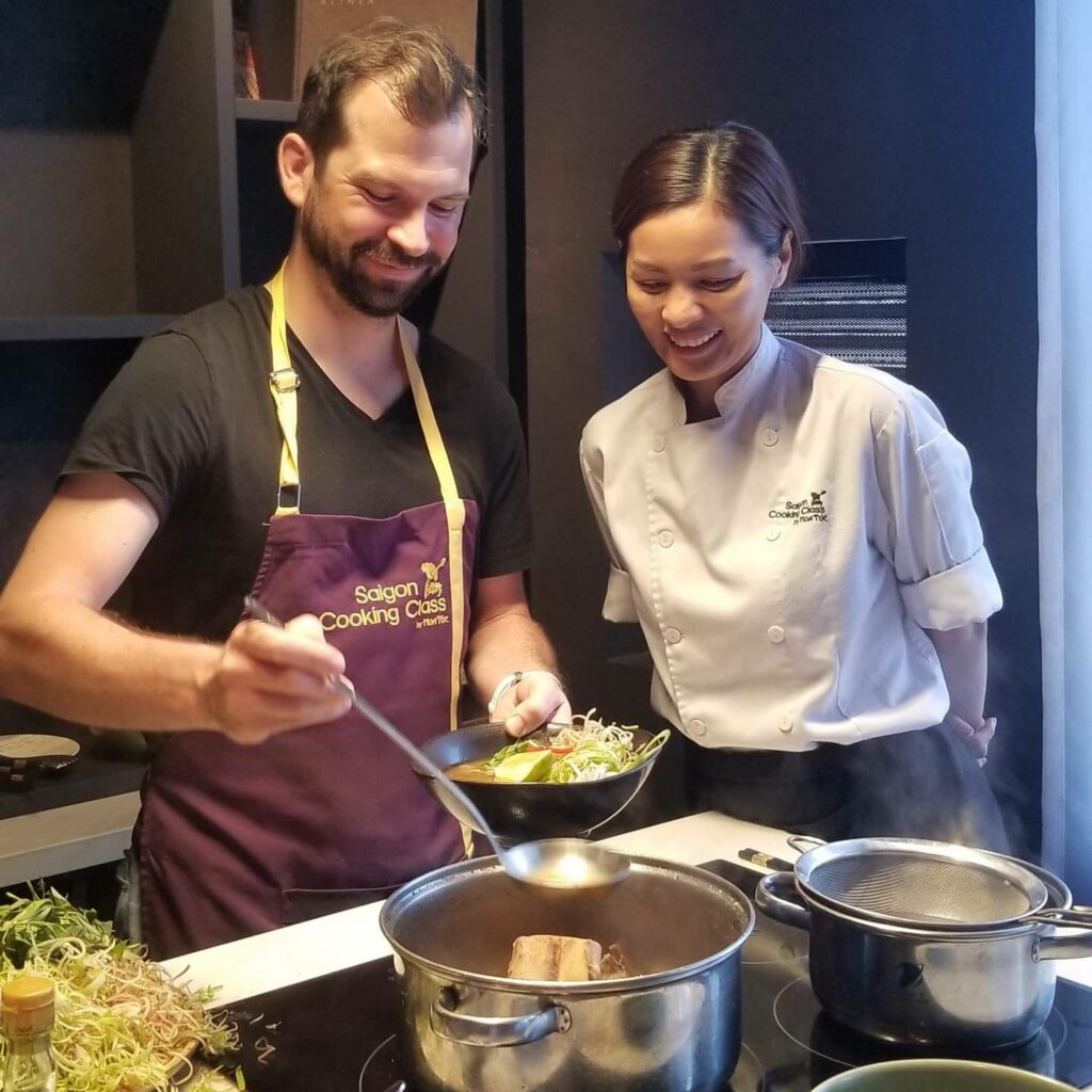 nhan vien saigon cooking class