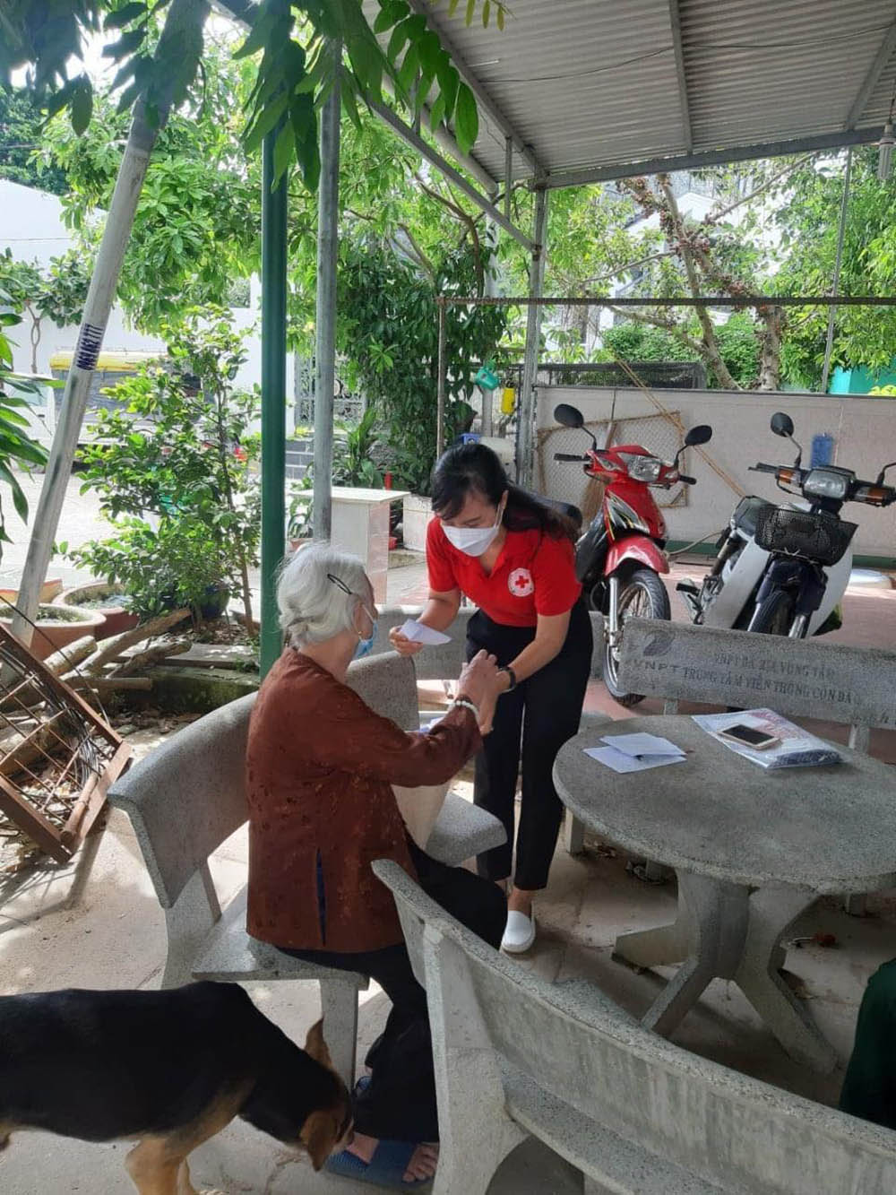 dong phuc thanh vien hoi chu thap do huyen con dao